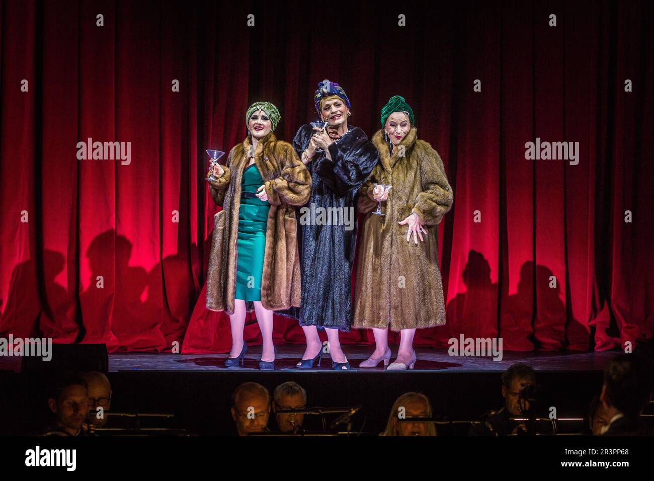 Dagmar Manzel, Katharine Mehrling und Christoph Marti in All-Singing, All-Dancing Yiddish Revue von Barrie Kosky Stockfoto