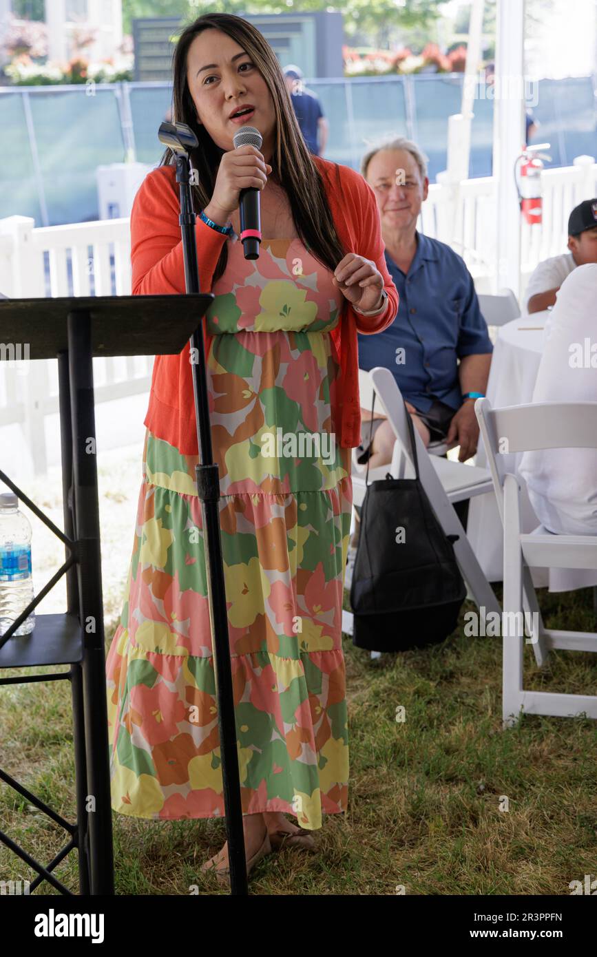 Sacramento, Usa. 19. Mai 2023. Stephanie Nguyen, Mitglied der California State Assembly, bereitet sich auf die Vorstellung von Pat Fong Kushida, Präsident und CEO der Handelskammer des asiatisch-pazifischen Raums in Sacramento auf dem AAPI Night Market vor. (Foto: Penny Collins/NurPhoto) Guthaben: NurPhoto SRL/Alamy Live News Stockfoto