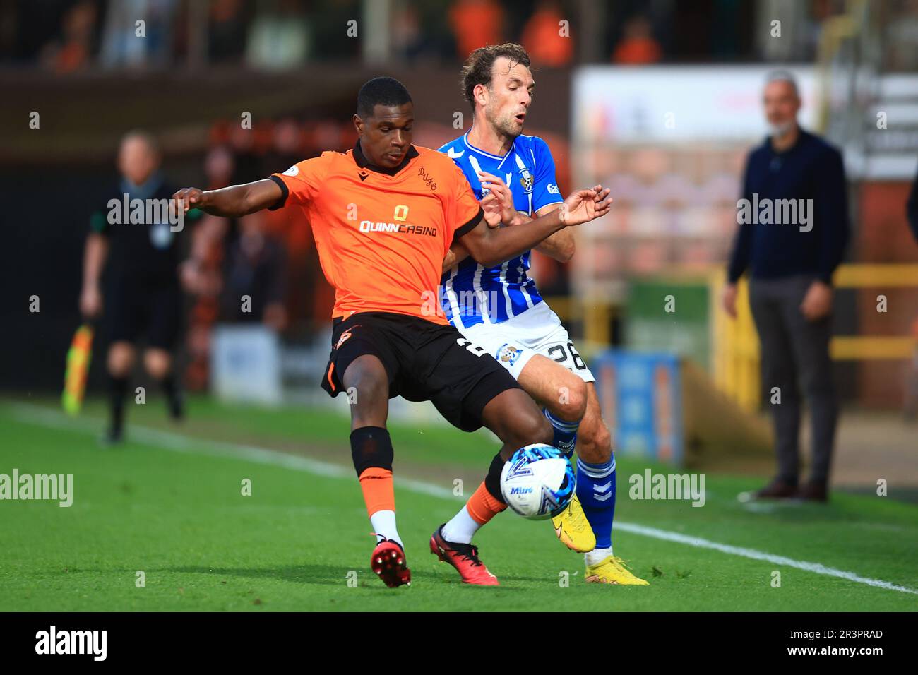 24. Mai 2023; Tannadice Park, Dundee, Schottland: Scottish Premiership Football, Dundee United gegen Kilmarnock; Loick Ayina von Dundee United fordert Christian Doidge von Kilmarnock heraus Stockfoto