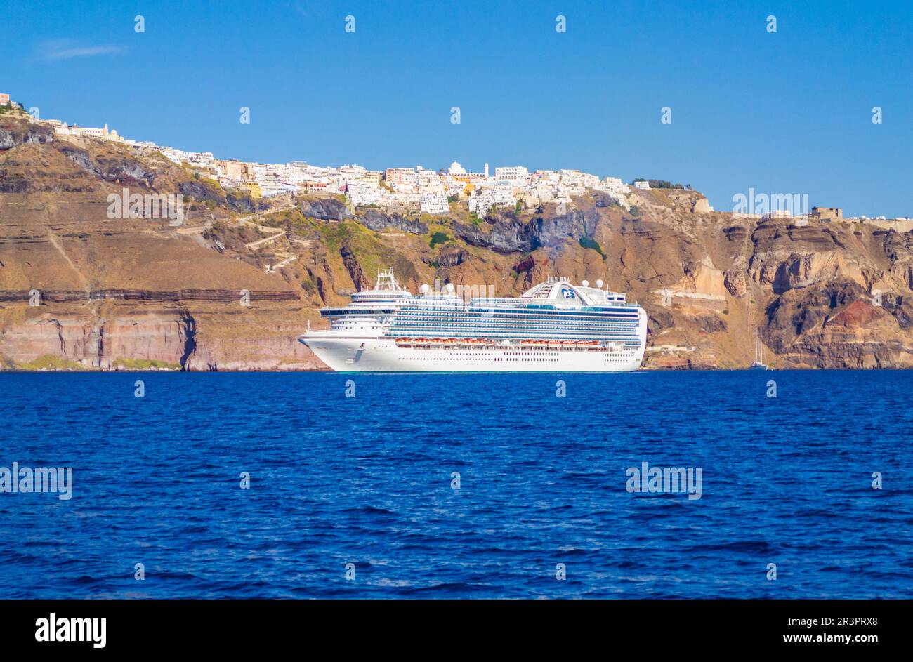 Kreuzfahrtschiffe in der Caldera. Tausende kommen jedes Jahr, um einen Urlaub in den malerischen Dörfern von Caldera, Santorin, Kykladen, Griechenland, zu verbringen Stockfoto