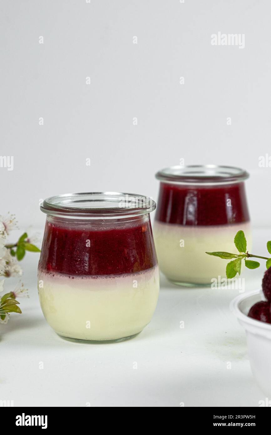 Milchkirschpannencotta, vertikales Foto Stockfoto