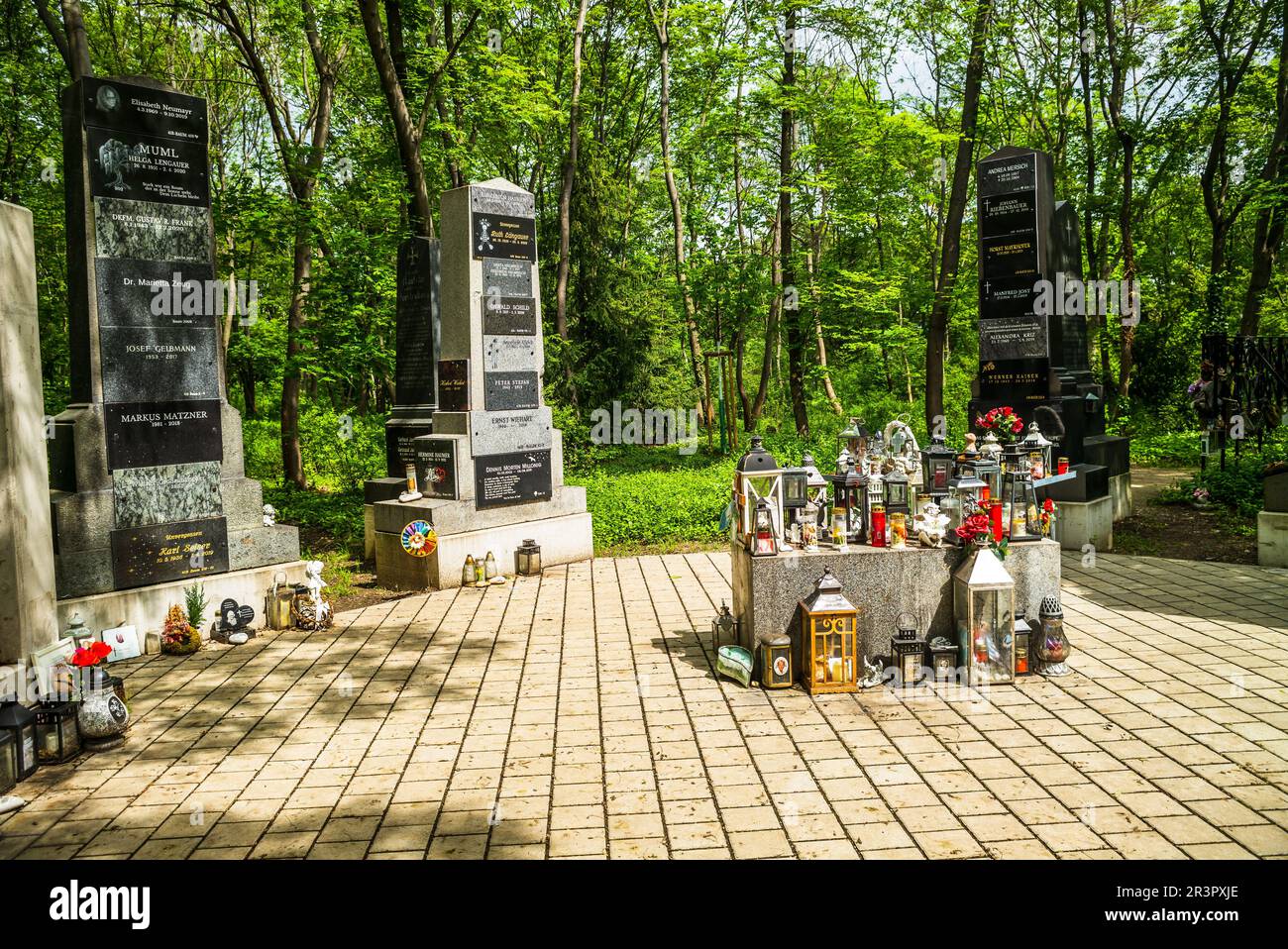 wien, osterreich, 19. Mai 2023, Gräber im Waldabschnitt des Zentralfriedhofs wiener zentralfreidhof Stockfoto