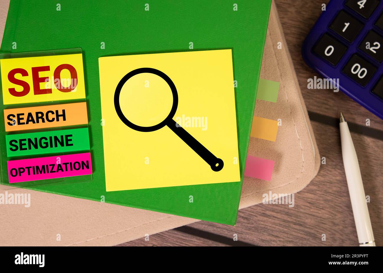 Geschäftskonzept. Auf dem Stoff befinden sich Würfel mit Zeichnungen und ein Schild mit der Aufschrift – SEARCH ENGINE MARKETING Stockfoto