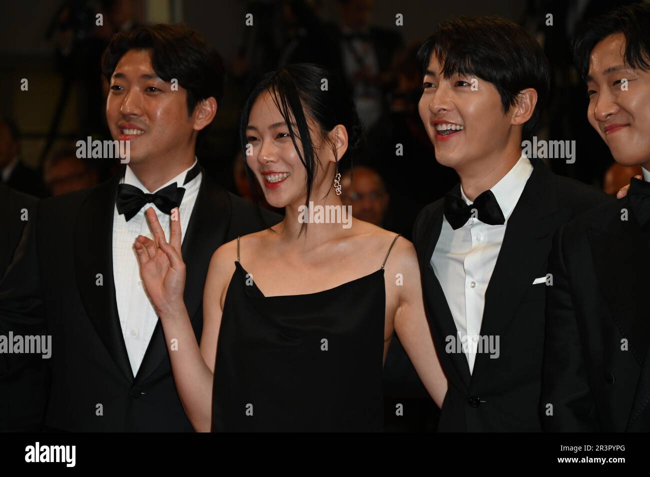 Cannes, Frankreich. 14. Mai 2023. 76. Cannes Film Festival 2023, Red Carpet Film „ Il Sol Dell'Avvenire “, abgebildet: XA bin Hong, Hyoung Seo Kim, Kim Chang-Hoon, Joong Ki Song, Han Jae-Duk Credit: Independent Photo Agency/Alamy Live News Stockfoto