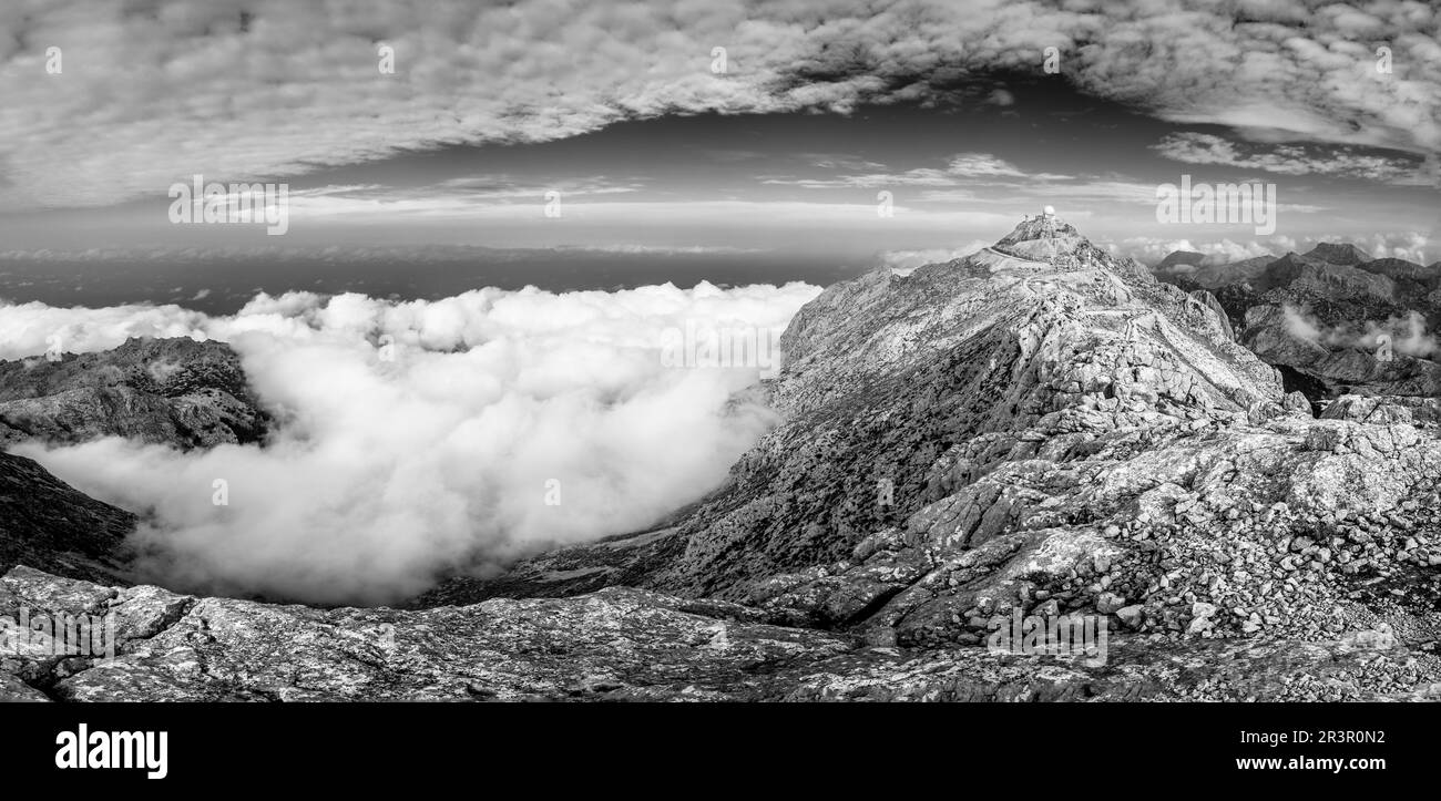 Spitze von Puig Major mit Radaranlagen umgeben von Nebel, Serra de Tramuntana, Mallorca, Balearen, Spanien. Stockfoto
