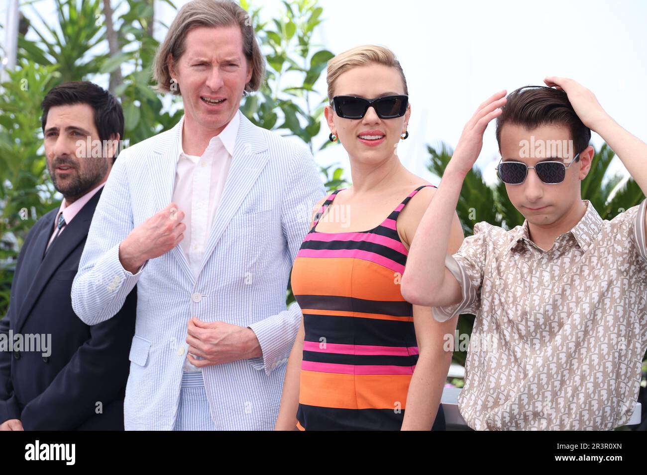 Cannes, Frankreich. 25. Mai 2023. Jason Schwartzman, Wes Anderson, Scarlett Johansson, Jake Ryan nehmen am 24. Mai 2023 im Palais des Festivals in Cannes, Frankreich, an der „Asteroid City“-Fotokonferenz zum 76. Filmfestival in Cannes Teil. DGP/imageSPACE Credit: Imagespace/Alamy Live News Stockfoto