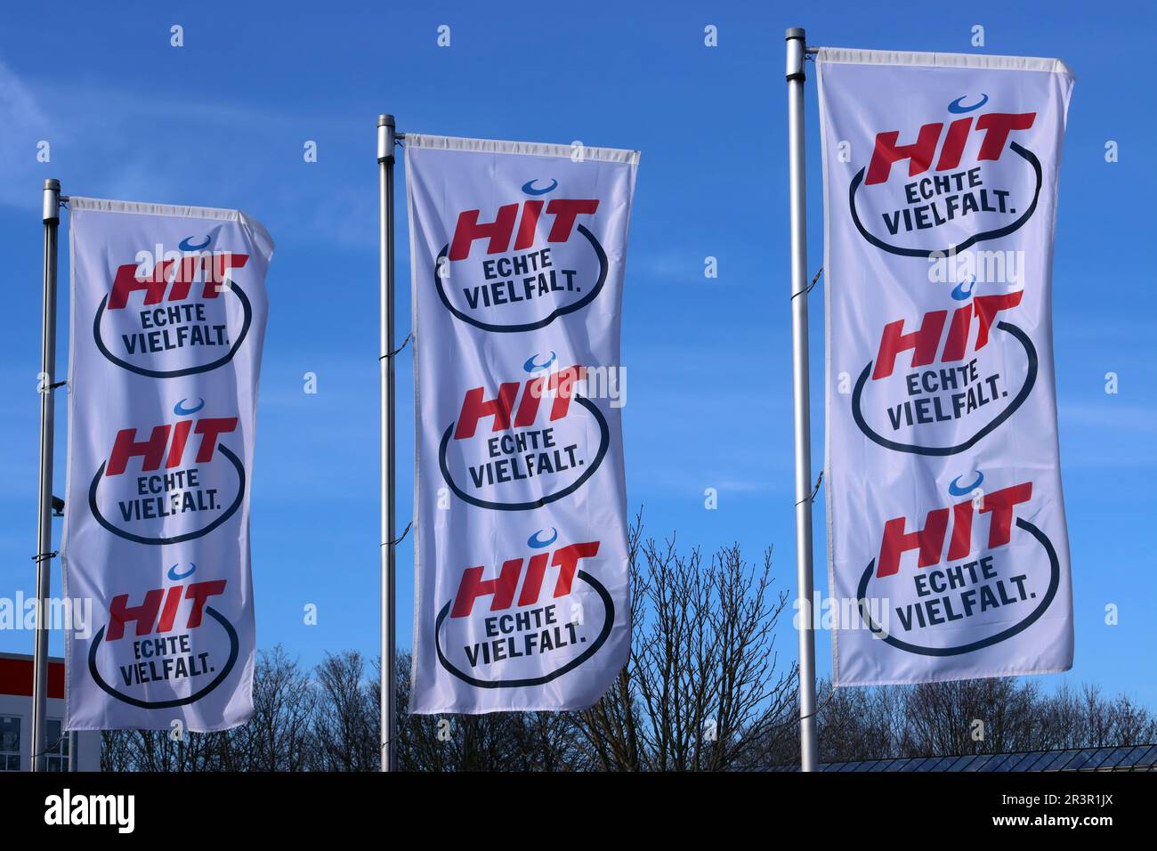 Werbebanner einer Filiale der HIT Handelsgruppe, eine Tochter der Dohle ...