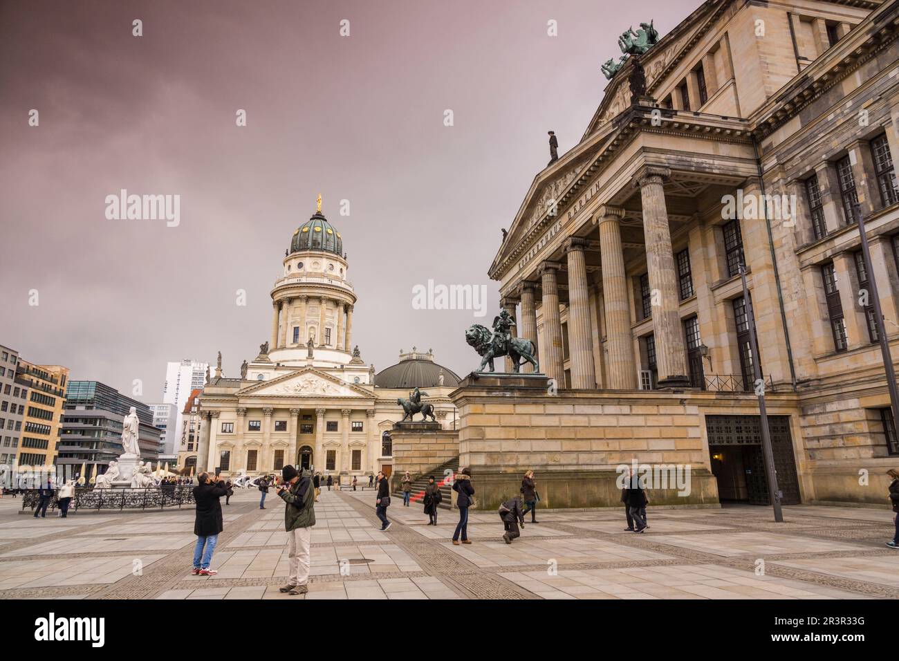 Konzerthaus y Deutscher Dom (Katedral Alemana). Gendarmenmarkt (Mercado de los gendarmes) Berlin, Alemanien, europa. Stockfoto