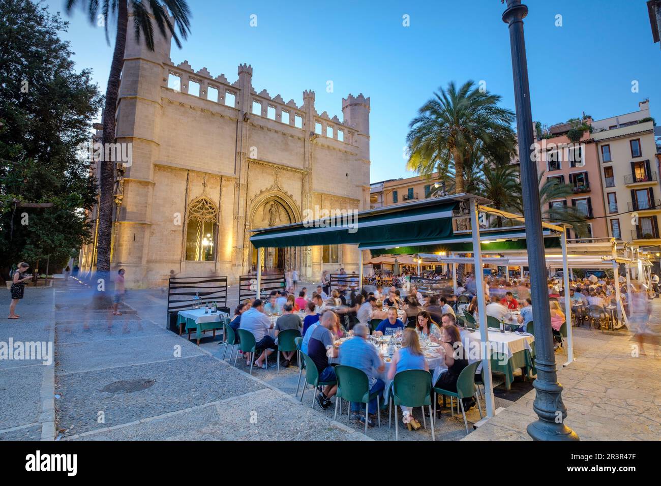 La Llotja, Frente Terrazas de Restaurante La Lonja, edificio Del Siglo XV, PalmaMallorca, Balearen, Spanien. Stockfoto