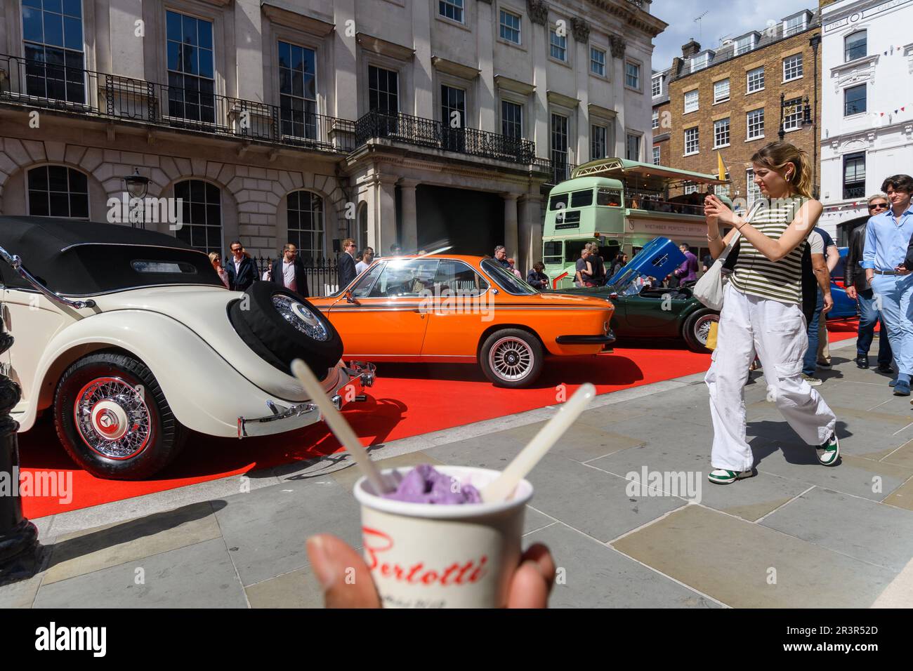 London, Großbritannien, 24. Mai 2023, Concours on Savile Row verspricht, die berühmte Straße von ihrer besten Seite zu zeigen und dabei den britischen Stil und die Handwerkskunst zu feiern. 2. Jahre zurück von Mittwoch, 24. Bis Donnerstag, 25. Mai, 10am. Bis 8pm. Freier Eintritt. Savile Row ist das ultimative Ziel der Welt für außergewöhnliche Handwerkskunst und maßgeschneiderte Anpassung, die Generationen von Wissen und Fähigkeiten in der Anzug-Herstellung fördert. Andrew Lalchan Photography/Alamy Live News Stockfoto