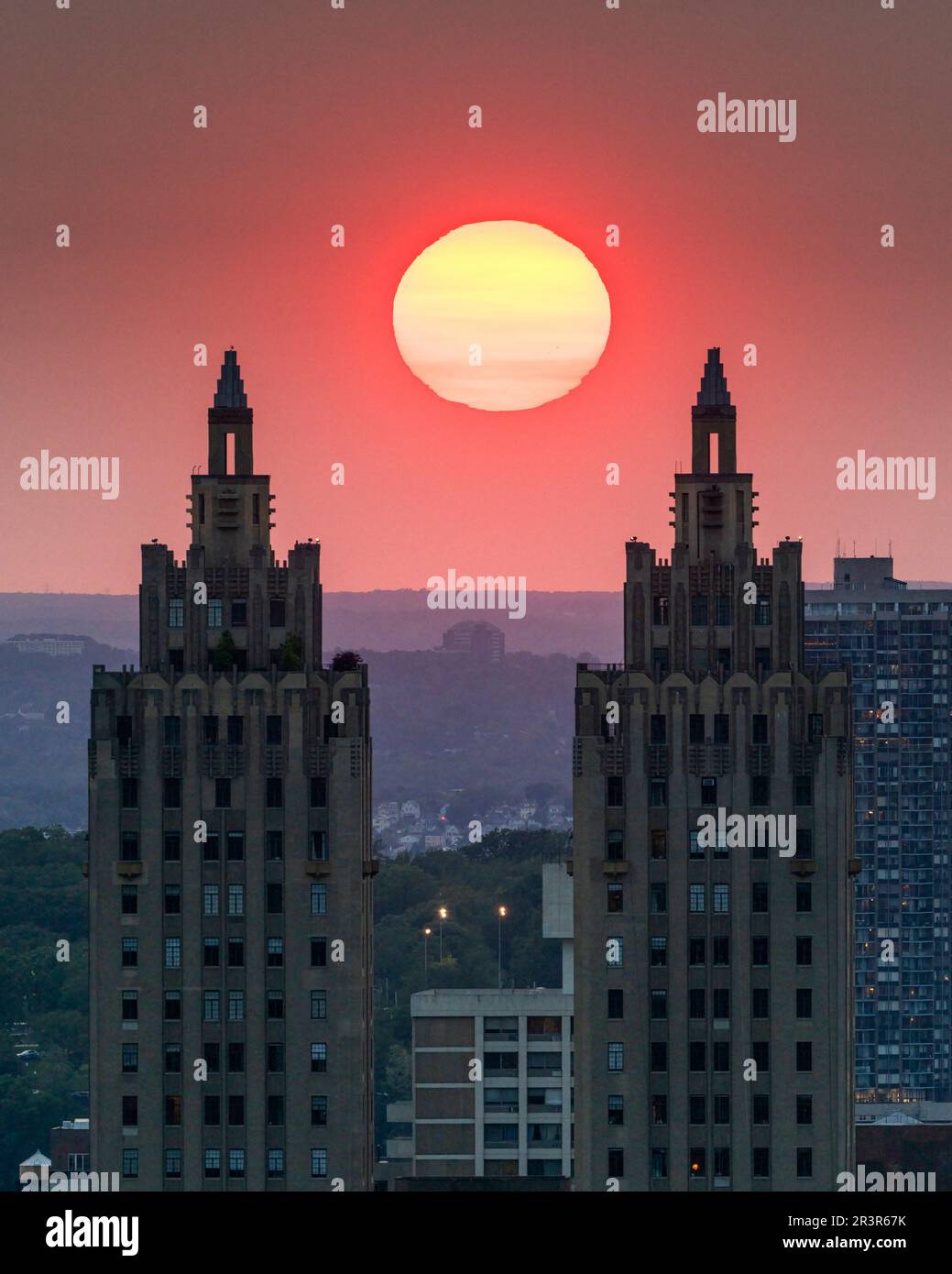 Riesiger Sonnenuntergang zwischen den New York City Towers Stockfoto