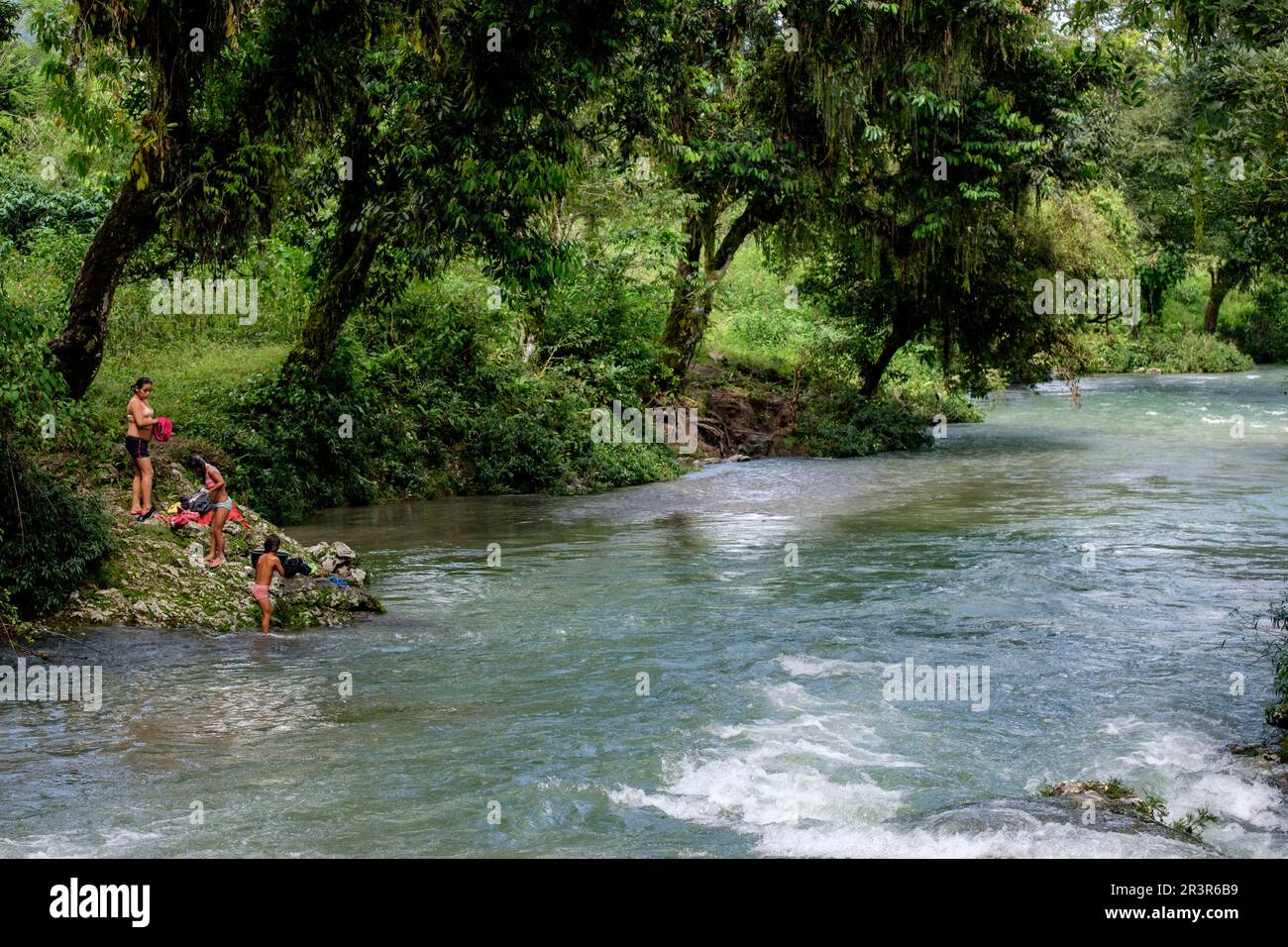 Rio de Cuatro Chorros, Lancetillo - La Parroquia, Franja Transversal del Norte, Departamento de Quiché, Guatemala. Stockfoto