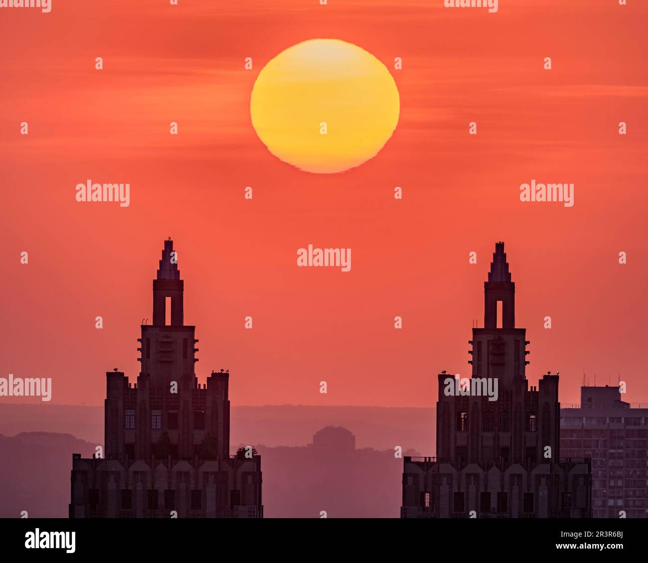 Riesiger Sonnenuntergang zwischen den New York City Towers Stockfoto