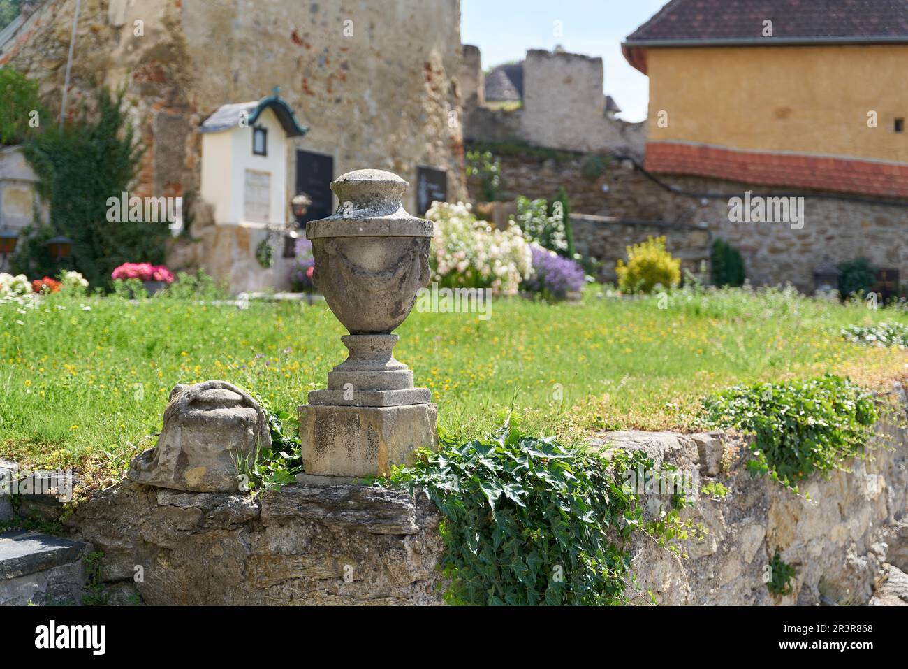 Alte historische Urne auf dem Friedhof der Kleinstadt Duernstein in der Wachau in Osterreich Stockfoto