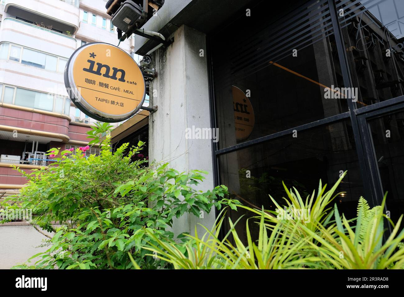 Das Inn Café und Restaurant, Teil der in House Residence im Daan District, Taipei, Taiwan; ein Speisesaal für Einwohner, Besucher und Einheimische. Stockfoto