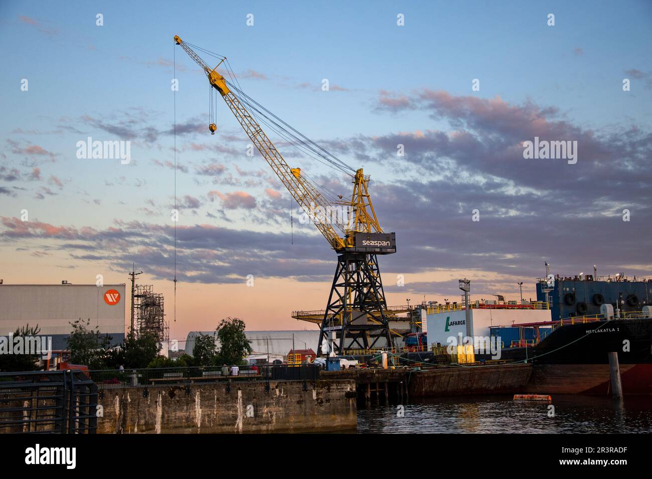 Gelber Kran bei den Shipyards in North Vancouver, British Columbia, Kanada Stockfoto