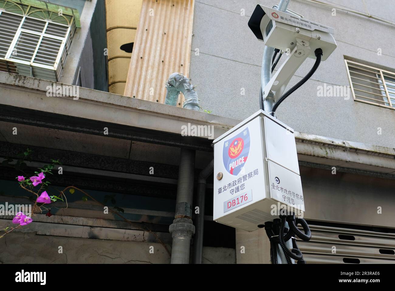 Eine Überwachungskamera der Polizei von Taipei, die an einem Stab montiert ist, um den Verkehr und die Straßen zu überwachen, um Sicherheit und Wachsamkeit in Taiwan zu gewährleisten. Stockfoto