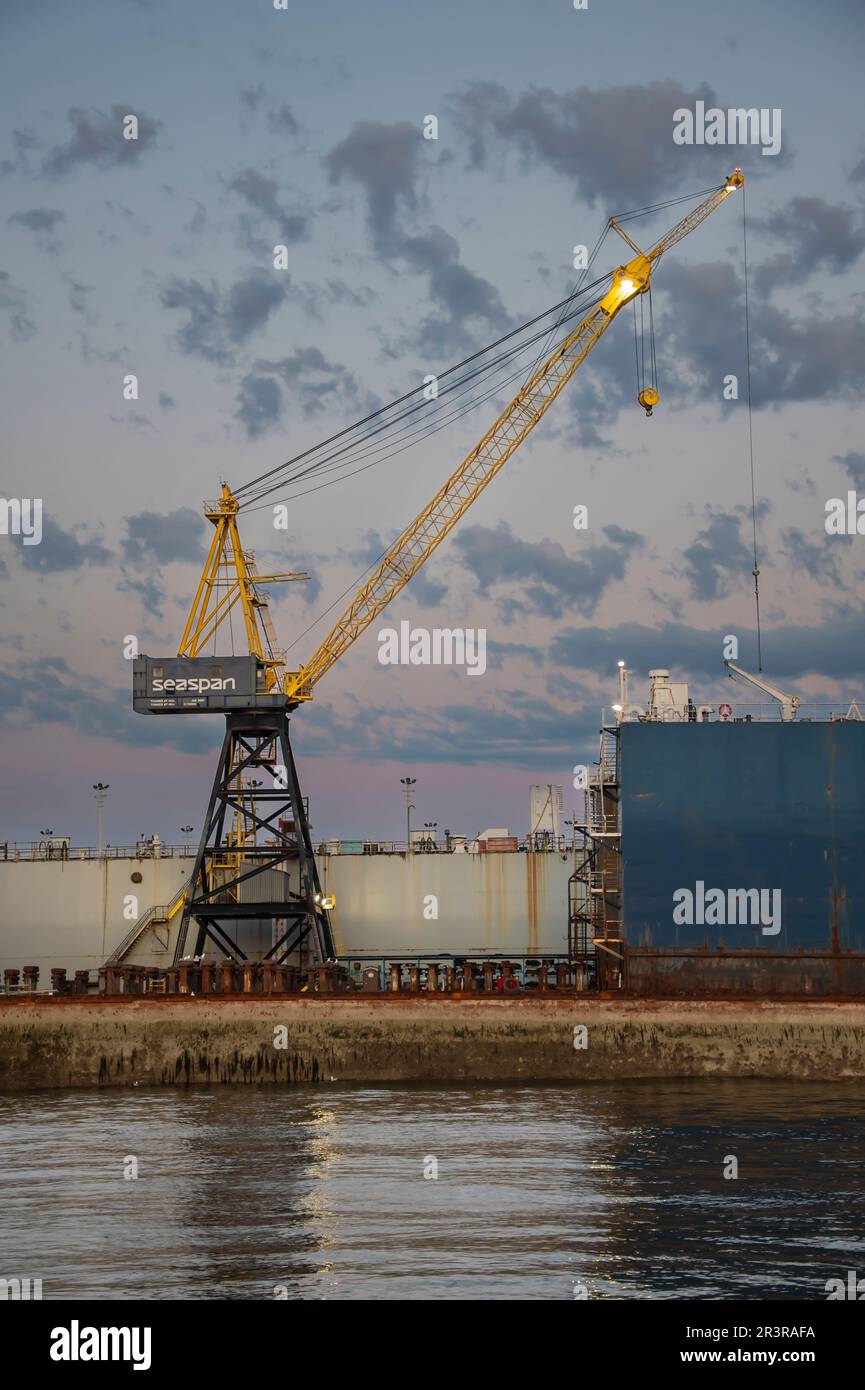 Gelber Kran bei den Shipyards in North Vancouver, British Columbia, Kanada Stockfoto