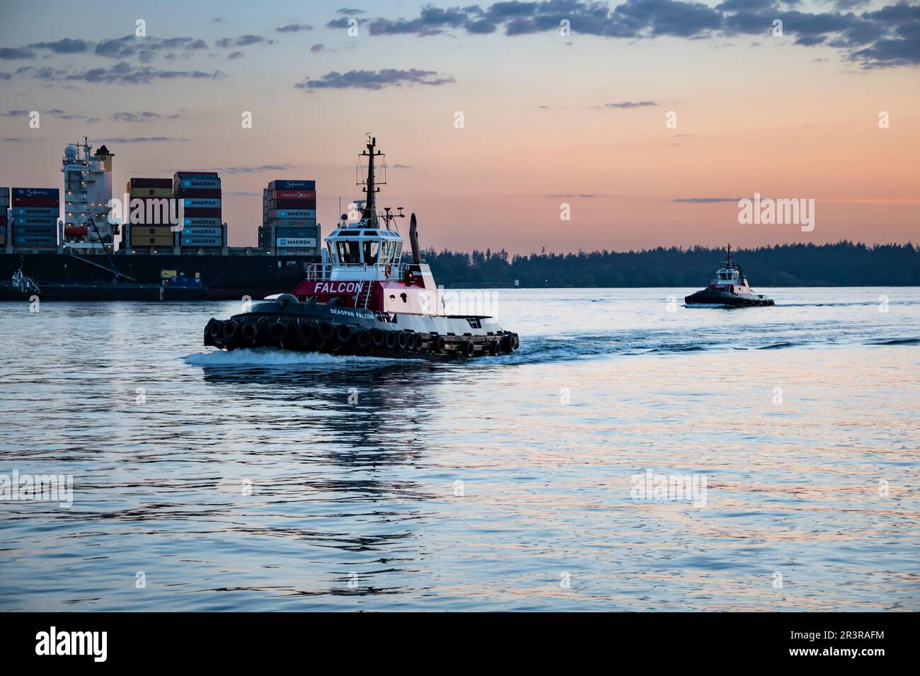 Schleppboot, das an den Shipyards in North Vancouver, British Columbia, Kanada vorbeifährt Stockfoto
