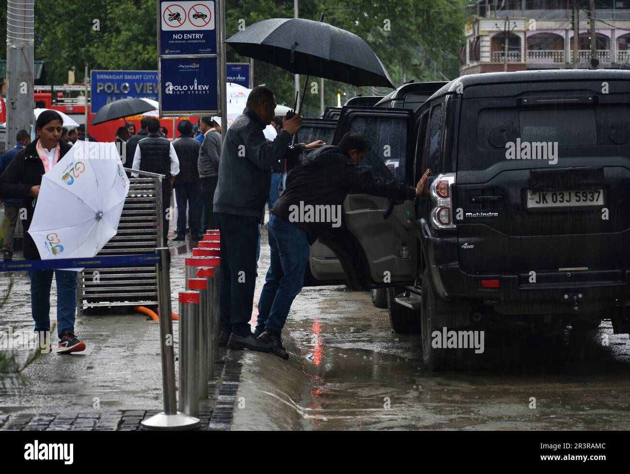 24. Mai 2023, Srinagar, Jammu und Kaschmir, Indien: G20 Teilnehmer besuchen einen neu renovierten Markt in Srinagar, indisch kontrolliertes Kaschmir, Mittwoch, 24. Mai 2023. Delegierte der Gruppe der 20 führenden reichen Länder und Entwicklungsländer sind in indisch kontrolliertem Kaschmir zu einem Treffen über Tourismus, das am Montag begann. (Kreditbild: © Mubashir Hassan/Pacific Press via ZUMA Press Wire) NUR REDAKTIONELLE VERWENDUNG! Nicht für den kommerziellen GEBRAUCH! Stockfoto