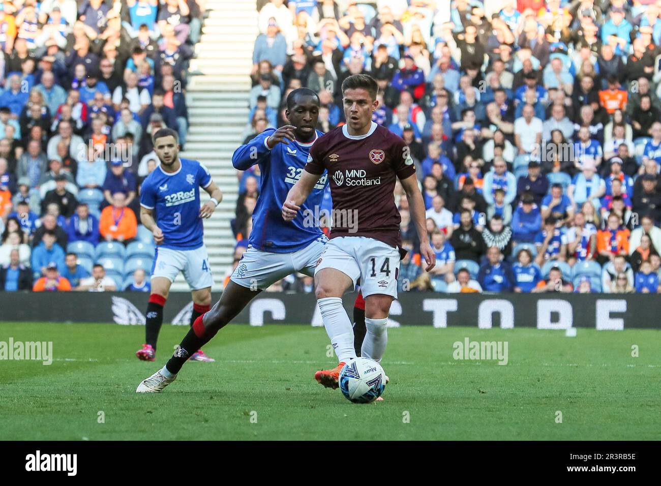 24. Mai 2023 Glasgow, Großbritannien. Rangers spielten im vorletzten Spiel der Saison im Ibrox Stadium, dem Heimstadion der Rangers, Heart of Midlothian. Die Endpunktzahl betrug 2 - 2 . Die Tore wurden von Lawrence Shankland geschossen, Hearts Captain Nummer 9 in1 Minute. Todd Cantwell, Rangers Nummer 13 in 45 3 Minuten. Und in der zweiten Halbzeit Fashion Sakala, Ranger Nummer 30 in 47 Minuten und Garang Kuol, Herz Nummer 61 in 90 4 Minuten. Nach dem Spiel gab es einen Abschied von Ibrox für Allan McGregor, Alfredo Morelos und Scott Arfield, die in der nächsten Saison nicht im Rangers-Team sein werden. Kredit: Findlay/Alamy Stockfoto