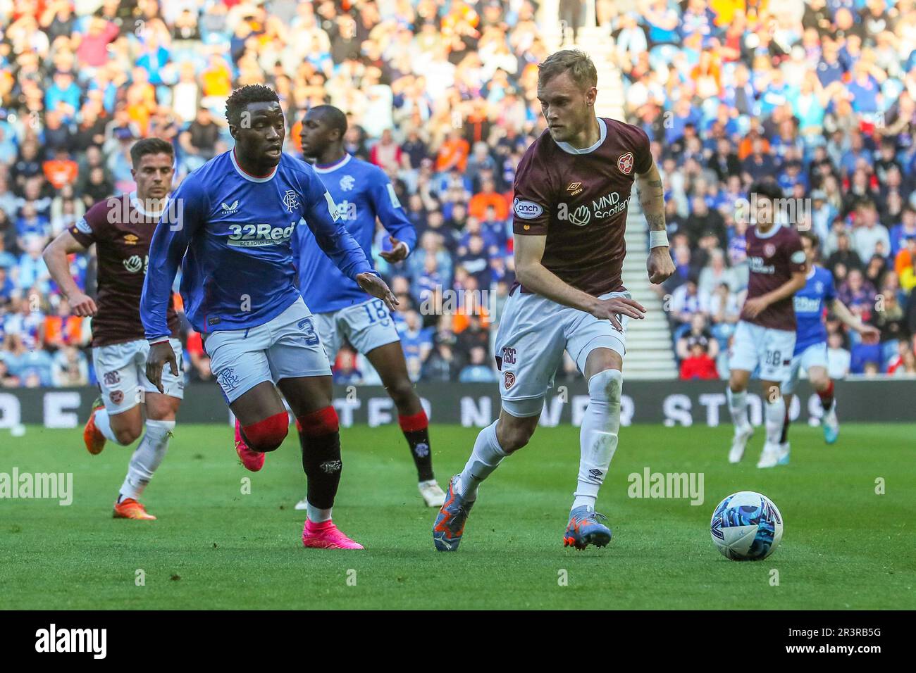 24. Mai 2023 Glasgow, Großbritannien. Rangers spielten im vorletzten Spiel der Saison im Ibrox Stadium, dem Heimstadion der Rangers, Heart of Midlothian. Die Endpunktzahl betrug 2 - 2 . Die Tore wurden von Lawrence Shankland geschossen, Hearts Captain Nummer 9 in1 Minute. Todd Cantwell, Rangers Nummer 13 in 45 3 Minuten. Und in der zweiten Halbzeit Fashion Sakala, Ranger Nummer 30 in 47 Minuten und Garang Kuol, Herz Nummer 61 in 90 4 Minuten. Nach dem Spiel gab es einen Abschied von Ibrox für Allan McGregor, Alfredo Morelos und Scott Arfield, die in der nächsten Saison nicht im Rangers-Team sein werden. Kredit: Findlay/Alamy Stockfoto