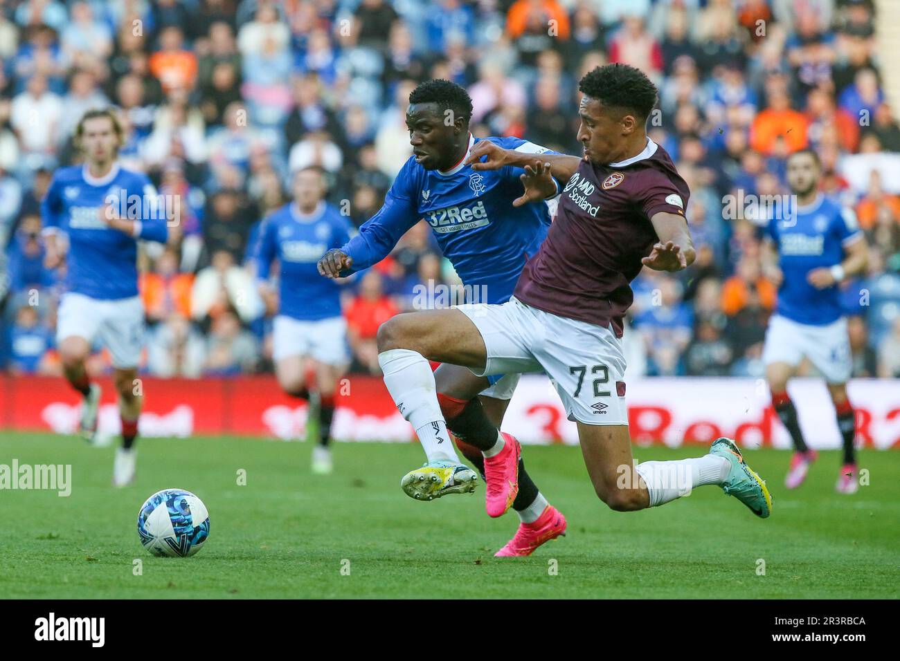 24. Mai 2023 Glasgow, Großbritannien. Rangers spielten im vorletzten Spiel der Saison im Ibrox Stadium, dem Heimstadion der Rangers, Heart of Midlothian. Die Endpunktzahl betrug 2 - 2 . Die Tore wurden von Lawrence Shankland geschossen, Hearts Captain Nummer 9 in1 Minute. Todd Cantwell, Rangers Nummer 13 in 45 3 Minuten. Und in der zweiten Halbzeit Fashion Sakala, Ranger Nummer 30 in 47 Minuten und Garang Kuol, Herz Nummer 61 in 90 4 Minuten. Nach dem Spiel gab es einen Abschied von Ibrox für Allan McGregor, Alfredo Morelos und Scott Arfield, die in der nächsten Saison nicht im Rangers-Team sein werden. Kredit: Findlay/Alamy Stockfoto