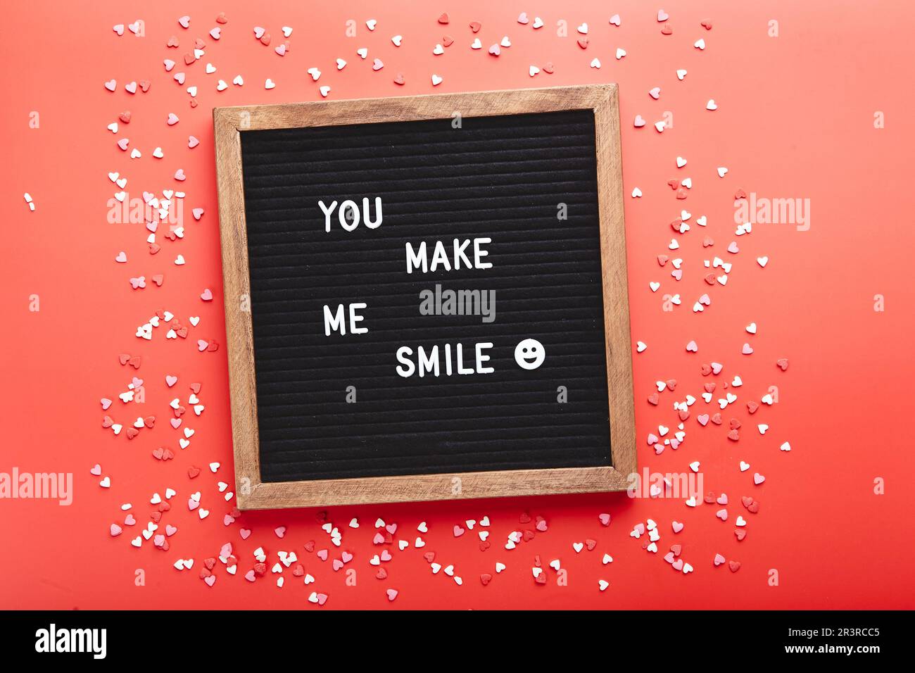 Brieftafel mit Herzen auf rotem Hintergrund. Draufsicht. Hintergrund für Valentinstag Stockfoto