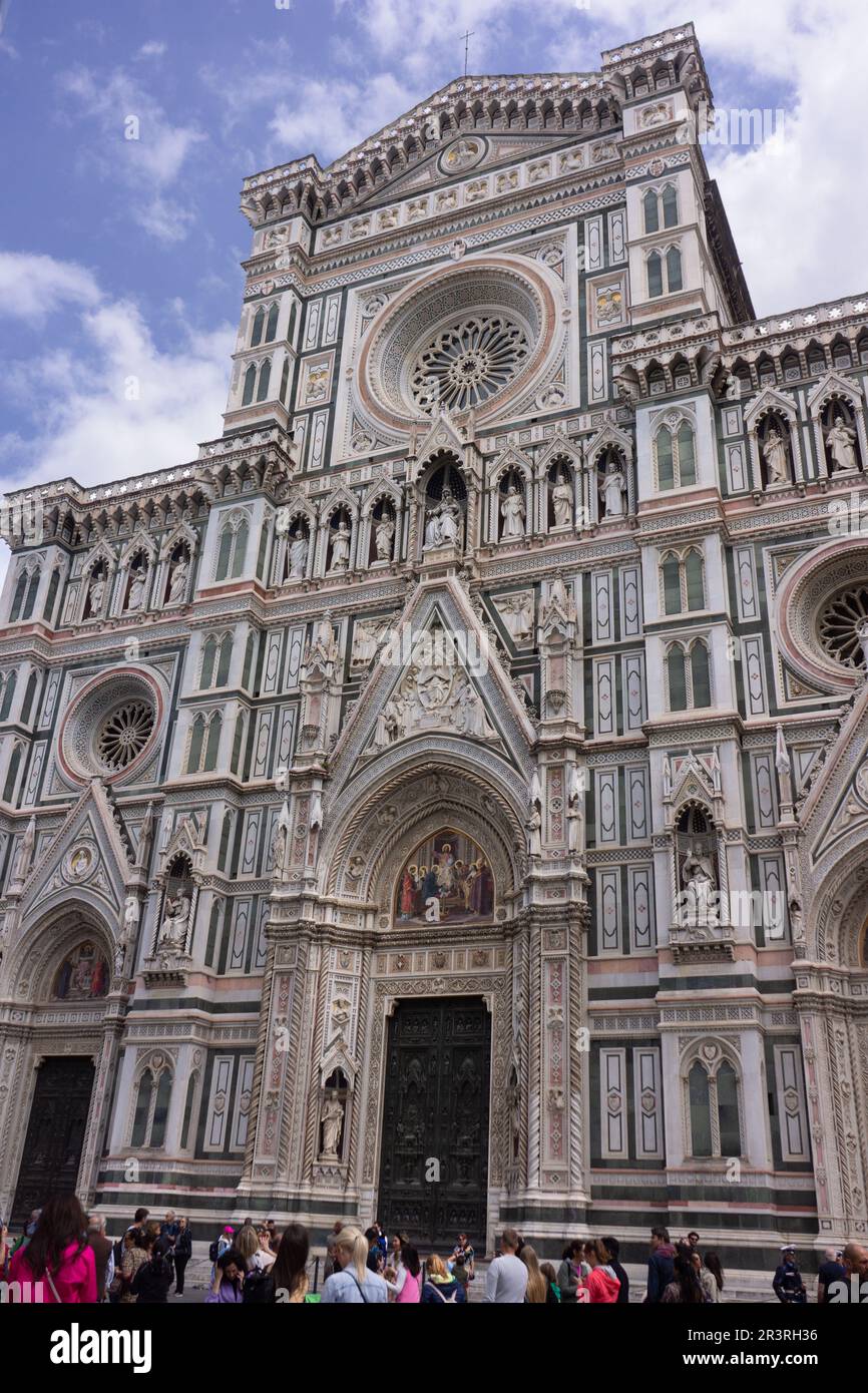 Die Domkirchanlage in mehrfarbigem Marmor hat eine Fassade aus dem Jahre 19. c. die im gotischen Stil erstrahlte Fassade. Florenz, Italien. Stockfoto