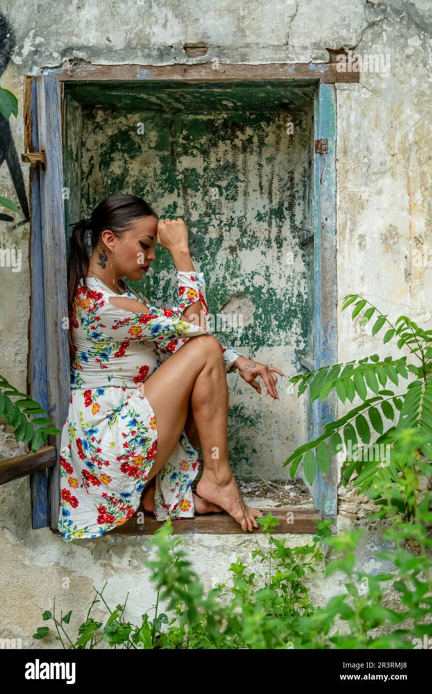 In den verlassenen Ruinen Einer Hacienda in der mexikanischen Provinz Yucatan Mexiko steht ein hübsches spanisches Model Stockfoto