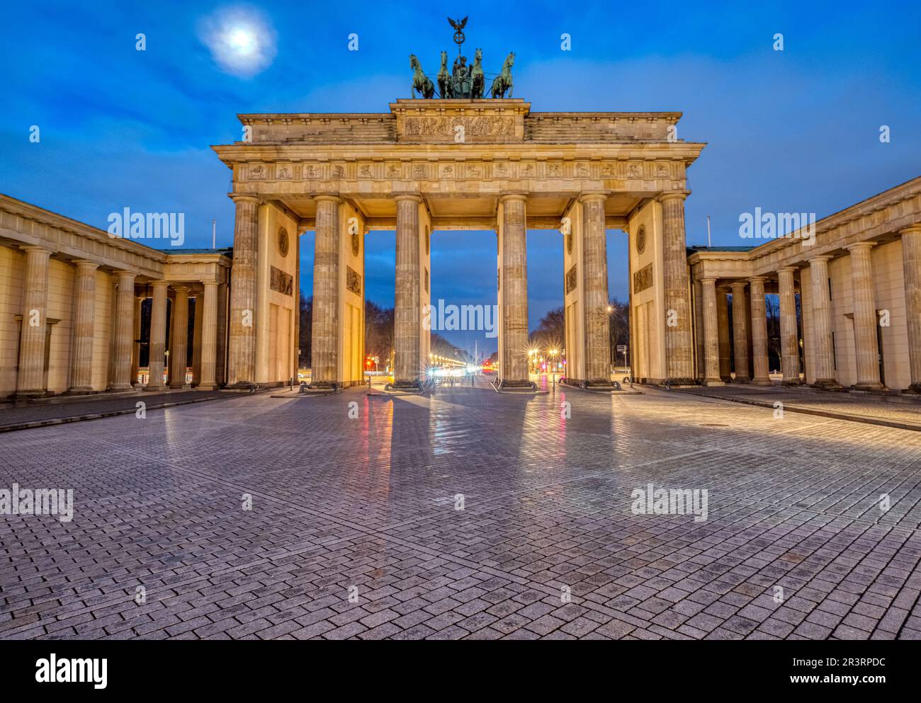 Das berühmte Brandenburger Tor in Berlin im Morgengrauen ohne Menschen Stockfoto