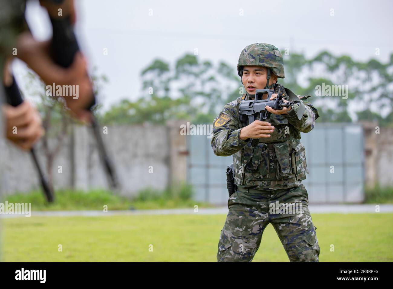 QINZHOU, CHINA - 24. MAI 2023 - ein Lehrer unterrichtet Offiziere und Soldaten über die Grundlagen des Schießens mit Pistolen in Qinzhou, Südchina Guangxi Zhuang Stockfoto