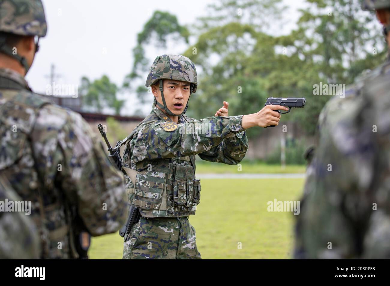 QINZHOU, CHINA - 24. MAI 2023 - ein Lehrer unterrichtet Offiziere und Soldaten über die Grundlagen des Schießens mit Pistolen in Qinzhou, Südchina Guangxi Zhuang Stockfoto