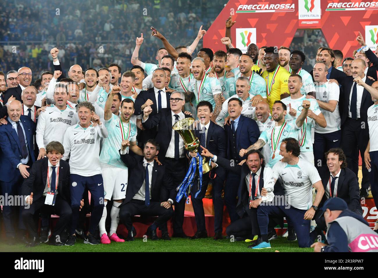 Rom, Latium. 24. Mai 2023. Präsident Steven Zhang mit dem Pokal zur Feier des Sieges am Ende des Spiels während des italienischen Fußballfinales Coppa Italia; Fiorentina gegen Inter Mailand; 24. Mai 2023, Stadio Olimpico, Rom, Italien; Kredit: massimo insabato/Alamy Live News Stockfoto