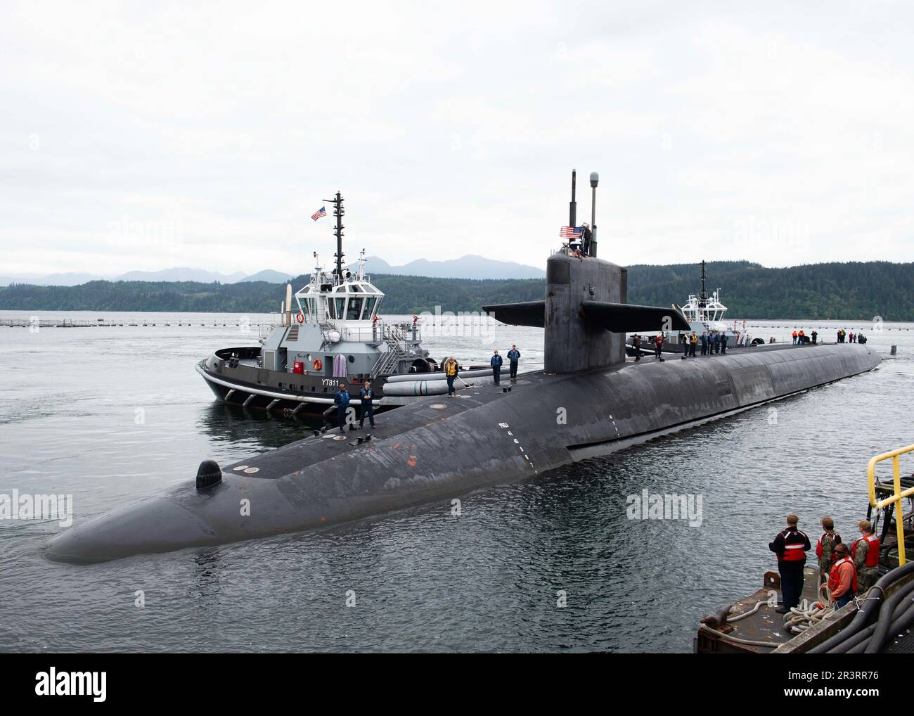 230522-N-ED185-1010 MARINEBASIS KITSAP – BANGOR, WASHINGTON (22. Mai 2023) das ballistische Raketen-U-Boot USS Nevada (SSBN 733) der Ohio-Klasse legt am 22. Mai 2023 auf der Marinebasis Kitsap – Bangor, Washington an. Nevada ist eines von acht U-Booten mit ballistischen Raketen, die auf der Marinebasis Kitsap-Bangor stationiert sind, und das überlebensfähigste Teil der strategischen Abschreckungs-Triade für die Vereinigten Staaten ist. (USA Navy Foto von Mass Communication Specialist 1. Class Brian G. Reynolds) Stockfoto