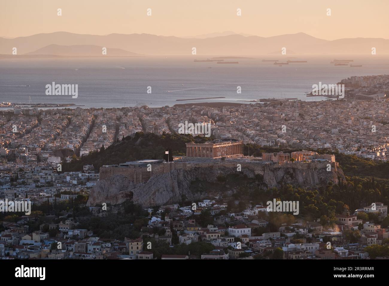 Panoramablick auf Athen und die Akropolis von Athen und den Parthenon vom Lycabettus-Hügel bei Sonnenuntergang - Griechenland Stockfoto Panoramablick auf Athen und die Akropolis von Athen und den Parthenon vom Lycabettus-Hügel bei Sonnenuntergang - Griechenland Stockfoto