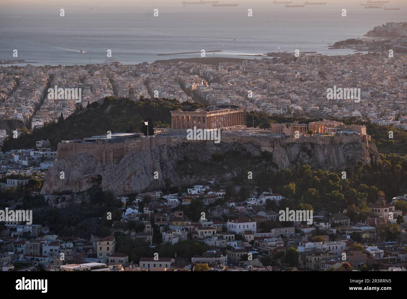 Panoramablick auf Athen und die Akropolis von Athen und den Parthenon vom Lycabettus-Hügel bei Sonnenuntergang - Griechenland Stockfoto Panoramablick auf Athen und die Akropolis von Athen und den Parthenon vom Lycabettus-Hügel bei Sonnenuntergang - Griechenland Stockfoto