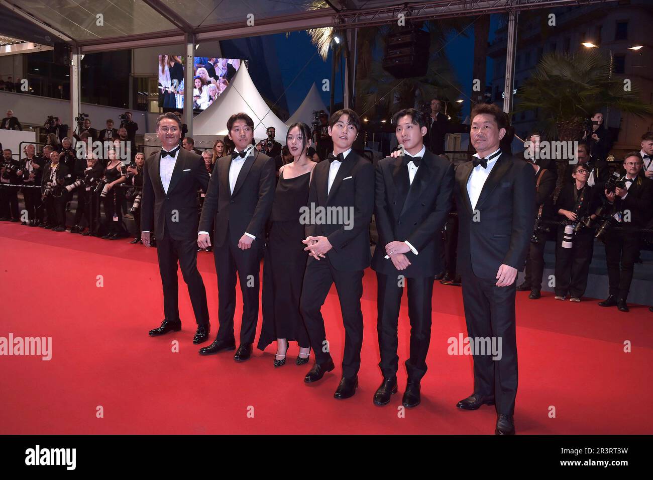 Cannes, Frankreich. 24. Mai 2023. Han Jae-duk, Xa bin Hong, Joong Ki Song, Hyoung Seo Kim und Kim Chang-Hoon besuchen den roten Teppich „La Passion De Dodin Bouffant“ während des 76. Jährlichen Filmfestivals in Cannes am Mittwoch, den 24. Mai 2023 im Palais des Festivals in Cannes, Frankreich. Foto: Rocco Spaziani/UPI Credit: UPI/Alamy Live News Stockfoto