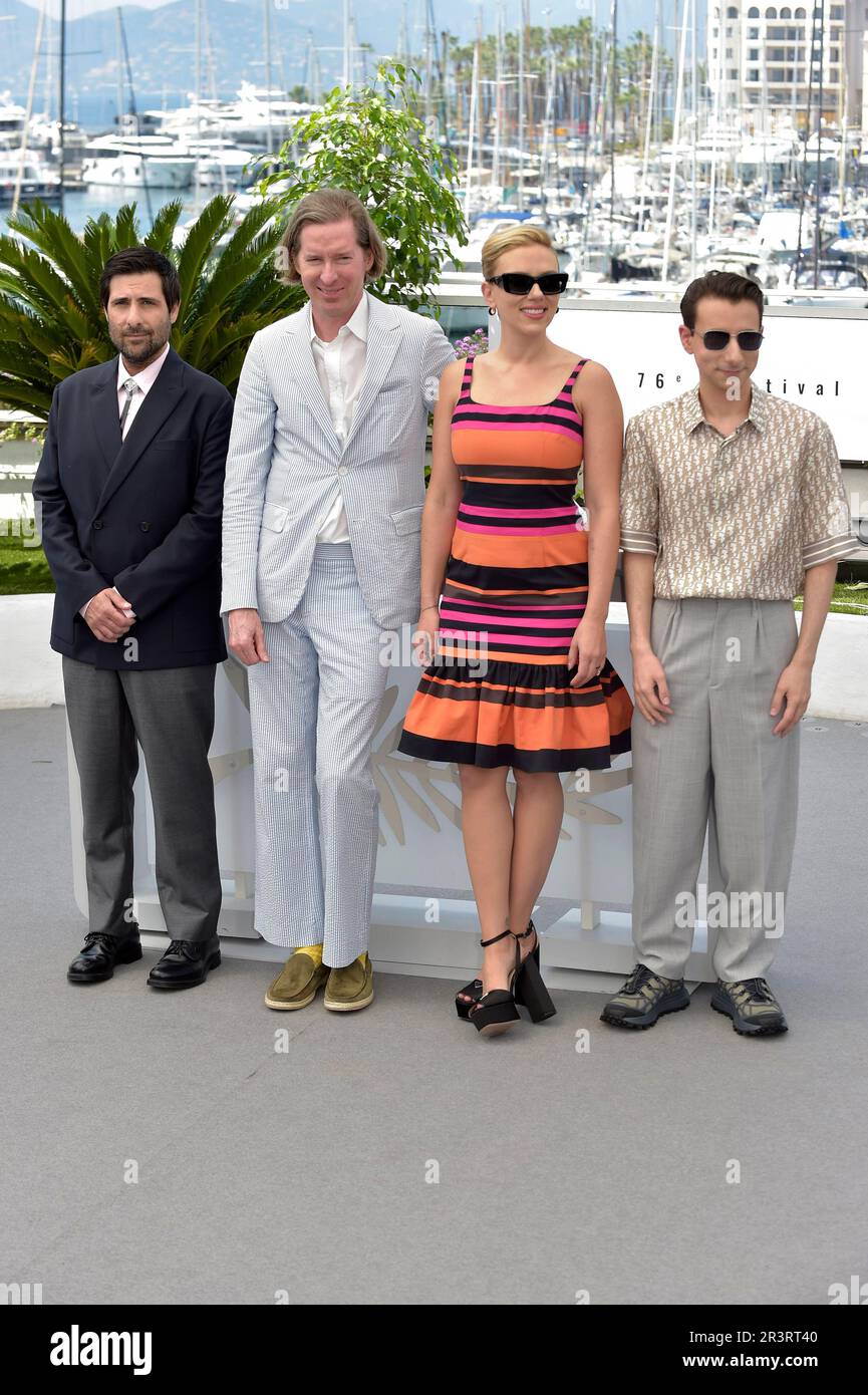 Cannes, Frankreich. 24. Mai 2023. Jason Schwartzman, Wes Anderson, Scarlett Johansson, Jake Ryan nehmen am Mittwoch, den 24. Mai 2023 in Cannes, Frankreich, am 76. Filmfestival in Cannes am Palais des Festivals an der „Asteroid City“ Teil. Foto: Rocco Spaziani/UPI Credit: UPI/Alamy Live News Stockfoto