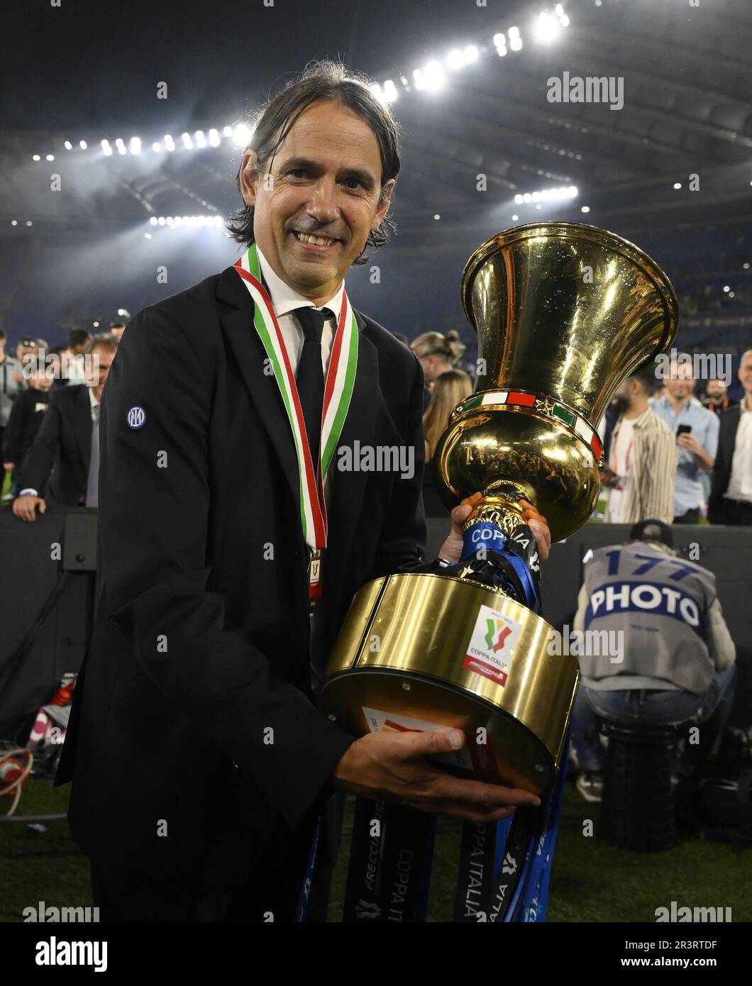 Rom, Italien. 24. Mai 2023. Simone Inzaghi, Cheftrainer des FC Inter, feiert mit der Trophäe während der Preisverleihung nach dem Finalspiel des italienischen Pokals zwischen dem FC Inter und der Fiorentina in Rom am 24. Mai 2023. Kredit: Augusto Casasoli/Xinhua/Alamy Live News Stockfoto