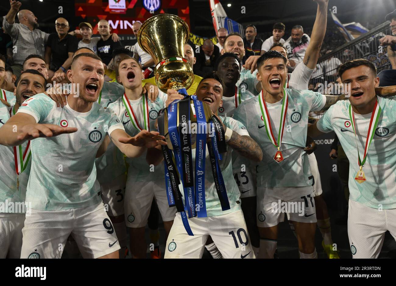 Rom, Italien. 24. Mai 2023. Das Team des FC Inter feiert mit der Trophäe während der Preisverleihung nach dem Finalspiel des italienischen Pokals zwischen dem FC Inter und der Fiorentina in Rom am 24. Mai 2023. Kredit: Augusto Casasoli/Xinhua/Alamy Live News Stockfoto