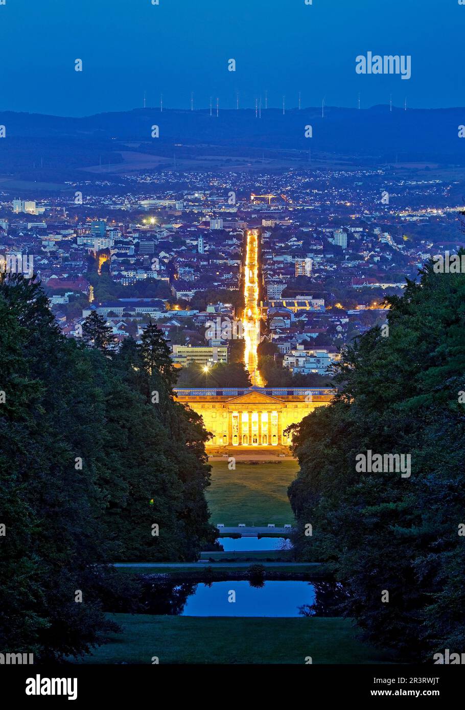 Bergpark Wilhelmshöhe mit Blick über die Zentralparkachse nach Kassel in der blauen Stunde, Deutschland Stockfoto