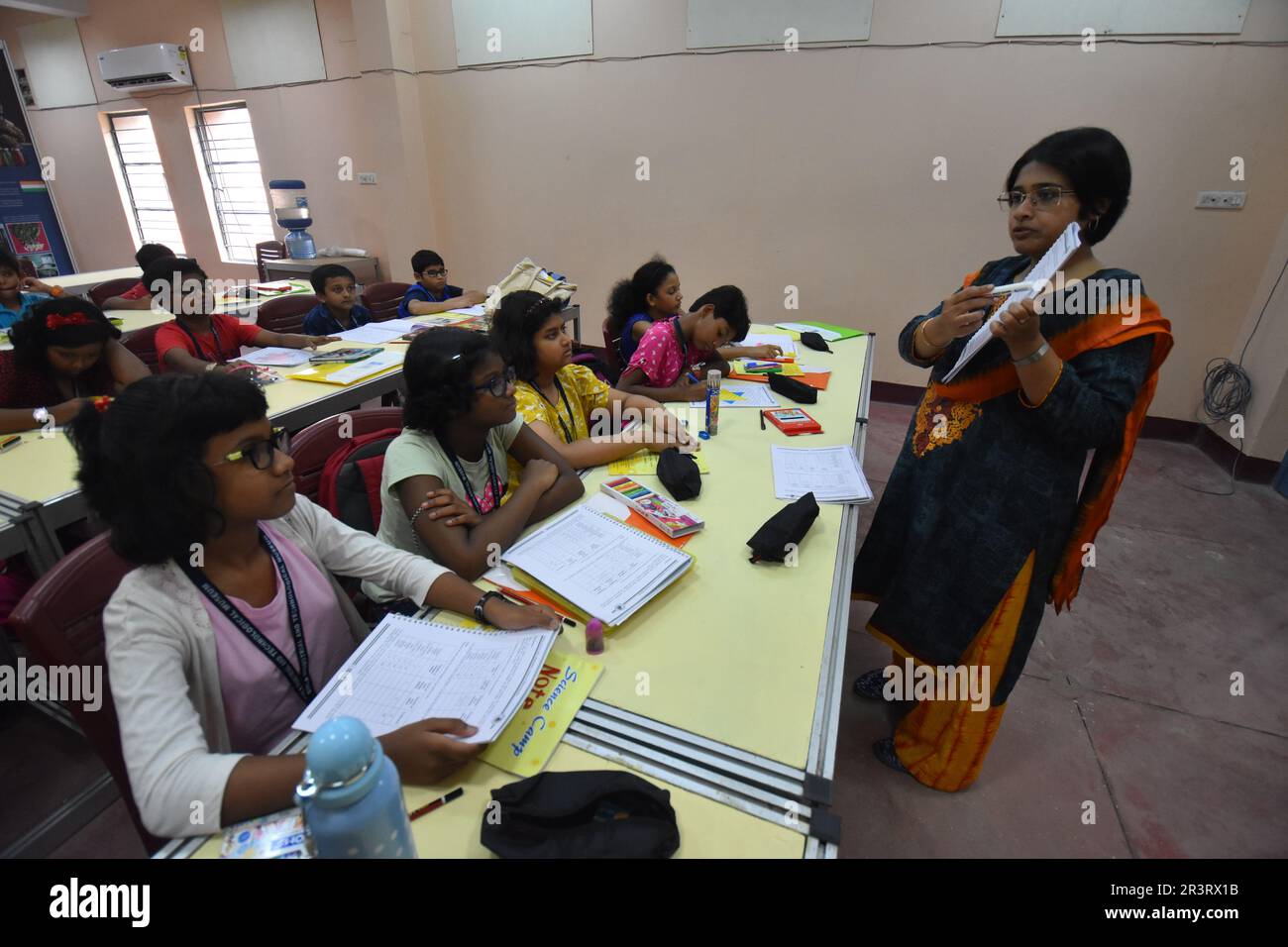 Kalkutta, Westbengalen, Indien. 24. Mai 2023. Wissenschaftscamp in verschiedenen Fächern, für Schüler der Klassen 3 bis 12, für praxisorientiertes Training während der Sommerferien. Über 500 Camper nehmen vom 22. Mai bis 02. Juni 2023 im Birla Industrial & Technological Museum (BITM) Teil, um „Learning by Doing“ zu betonen. (Kreditbild: © Biswarup Ganguly/Pacific Press via ZUMA Press Wire) NUR REDAKTIONELLE VERWENDUNG! Nicht für den kommerziellen GEBRAUCH! Stockfoto