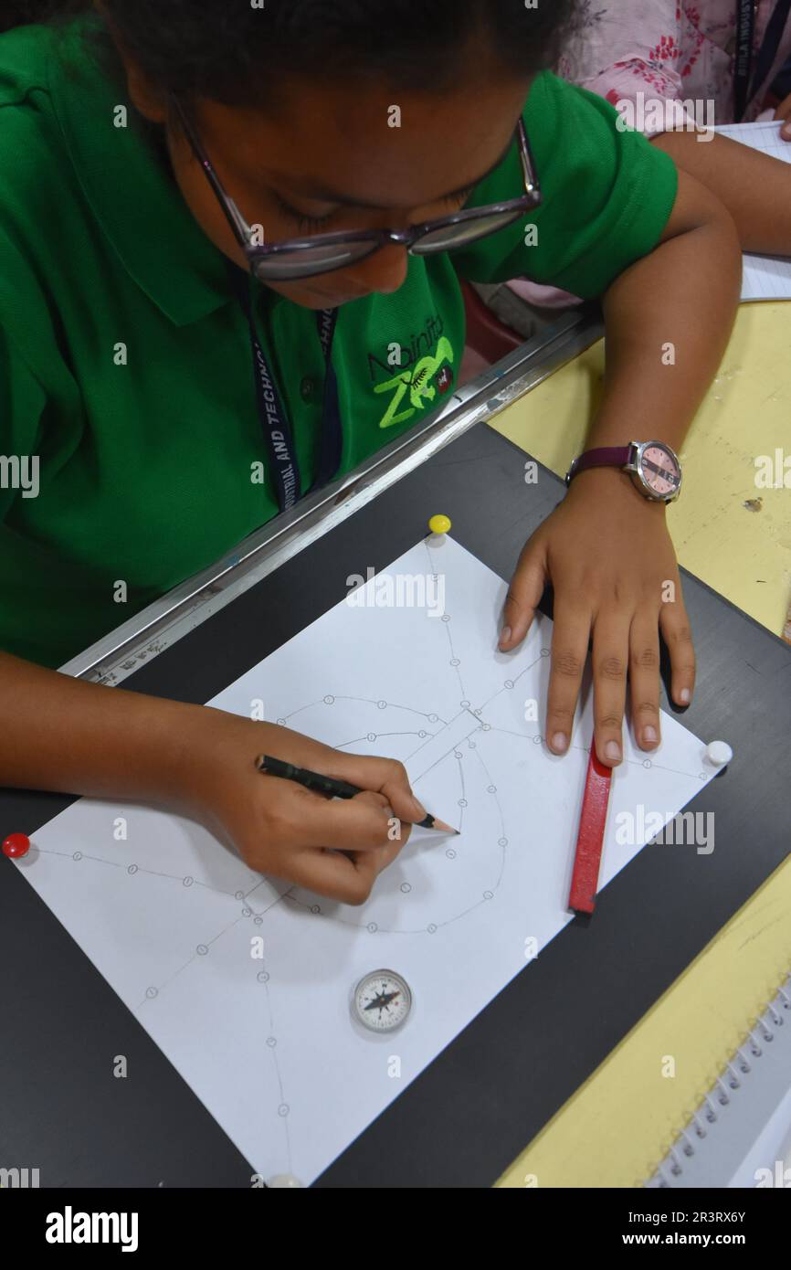 Kalkutta, Westbengalen, Indien. 24. Mai 2023. Wissenschaftscamp in verschiedenen Fächern, für Schüler der Klassen 3 bis 12, für praxisorientiertes Training während der Sommerferien. Über 500 Camper nehmen vom 22. Mai bis 02. Juni 2023 im Birla Industrial & Technological Museum (BITM) Teil, um „Learning by Doing“ zu betonen. (Kreditbild: © Biswarup Ganguly/Pacific Press via ZUMA Press Wire) NUR REDAKTIONELLE VERWENDUNG! Nicht für den kommerziellen GEBRAUCH! Stockfoto