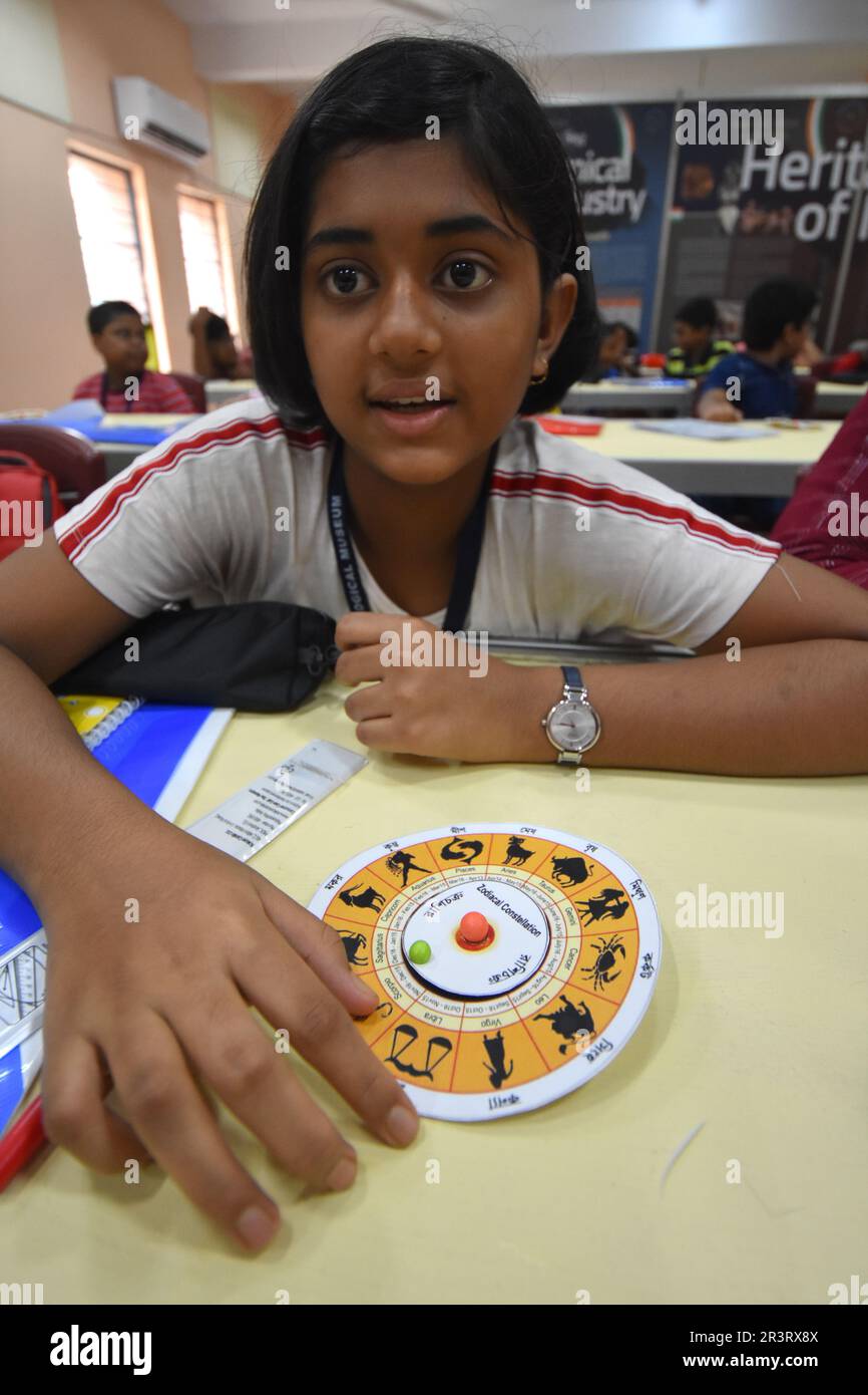 Kalkutta, Westbengalen, Indien. 24. Mai 2023. Wissenschaftscamp in verschiedenen Fächern, für Schüler der Klassen 3 bis 12, für praxisorientiertes Training während der Sommerferien. Über 500 Camper nehmen vom 22. Mai bis 02. Juni 2023 im Birla Industrial & Technological Museum (BITM) Teil, um „Learning by Doing“ zu betonen. (Kreditbild: © Biswarup Ganguly/Pacific Press via ZUMA Press Wire) NUR REDAKTIONELLE VERWENDUNG! Nicht für den kommerziellen GEBRAUCH! Stockfoto