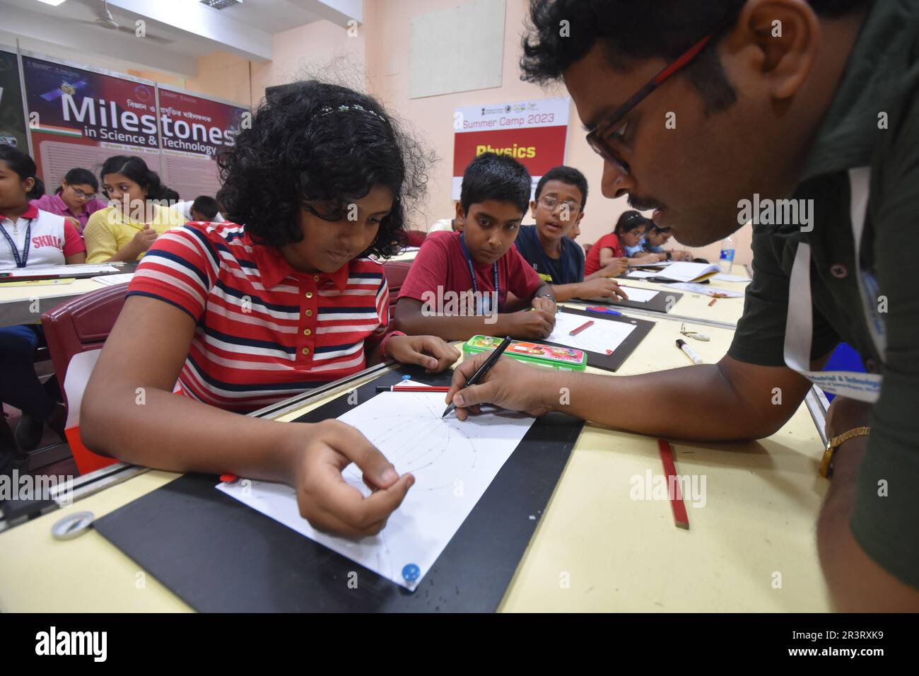 Kalkutta, Westbengalen, Indien. 24. Mai 2023. Wissenschaftscamp in verschiedenen Fächern, für Schüler der Klassen 3 bis 12, für praxisorientiertes Training während der Sommerferien. Über 500 Camper nehmen vom 22. Mai bis 02. Juni 2023 im Birla Industrial & Technological Museum (BITM) Teil, um „Learning by Doing“ zu betonen. (Kreditbild: © Biswarup Ganguly/Pacific Press via ZUMA Press Wire) NUR REDAKTIONELLE VERWENDUNG! Nicht für den kommerziellen GEBRAUCH! Stockfoto