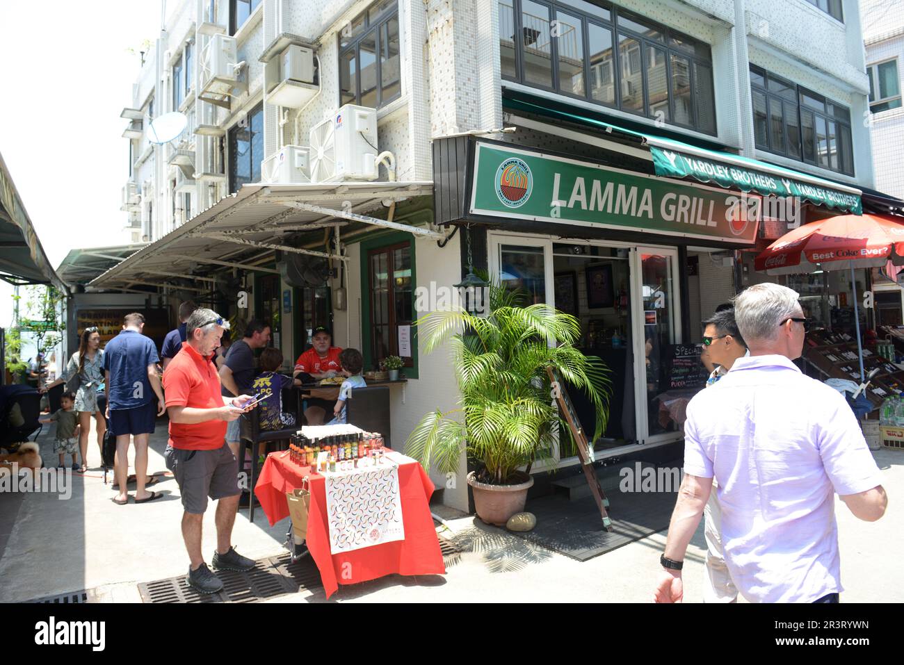 Lamma Grill auf der Yung Shue Wan Hauptstraße, Lamma Island, Hongkong. Stockfoto