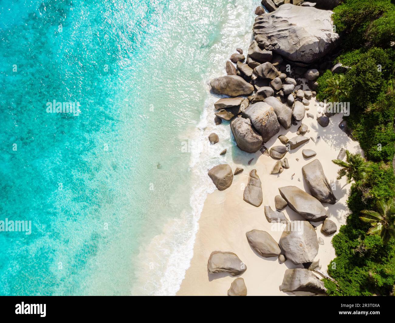 Draufsicht von oben an einem tropischen Strand auf den Seychellen Mahe Stockfoto