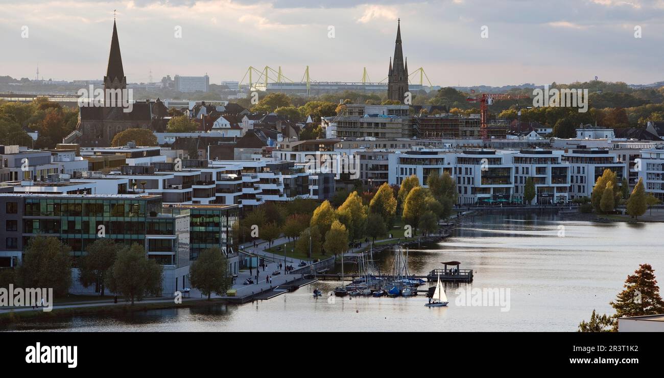 Phoenix See mit der Silhette der Stadt, Dortmund, Ruhrgebiet, Nordrhein-Westfalen, Deutschland, Europa Stockfoto