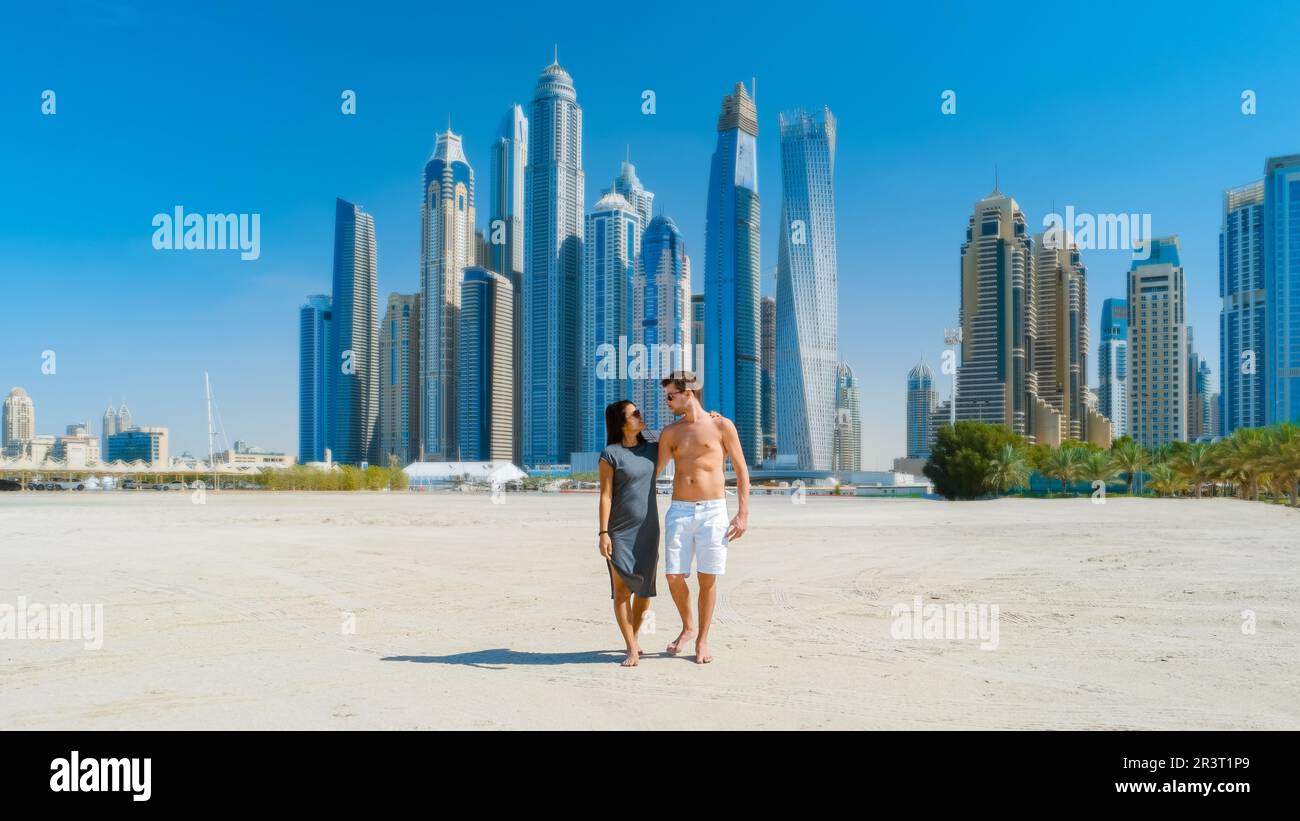Ein Paar auf einem Stadtausflug nach Dubai mit einem Spaziergang am Strand von Jumeirah Beach Dubai Vereinigte Arabische Emirate Stockfoto
